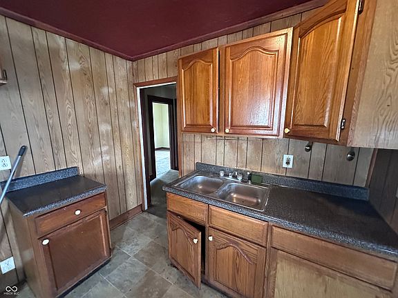 5th image of 619 E 27th St
