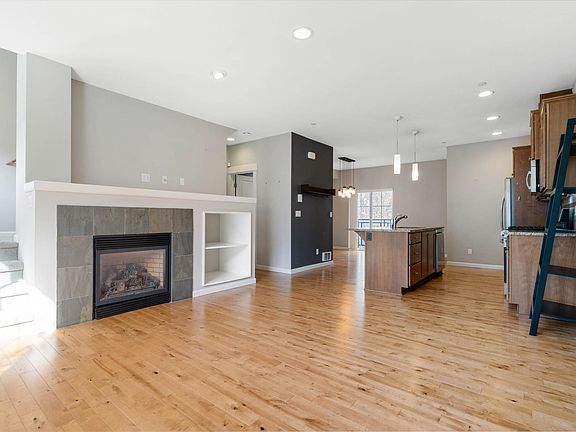4th image of 884 3rd Ave NE