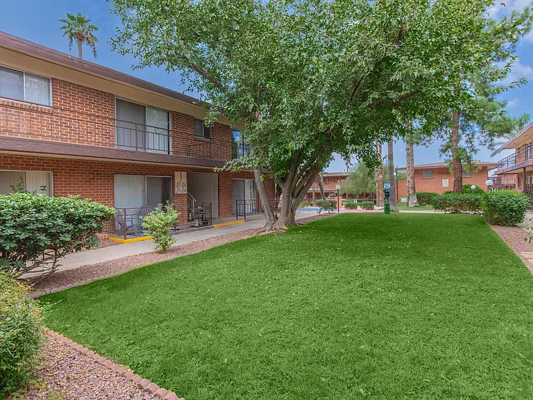 Country Club Apartments — Photo 20