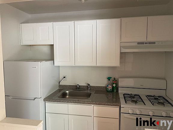 2nd image of 35 Morningside Dr APT 2A