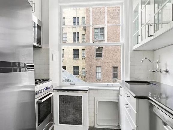 4th image of 50 E 72nd St #10D