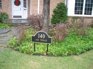 140 Oak Ter, Lake Bluff, IL 60044