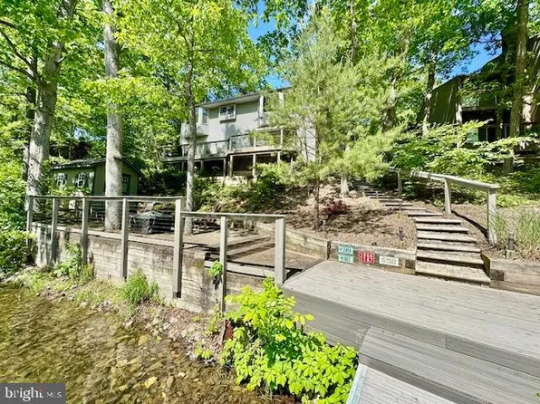 803 Lakeview Dr, Cross Junction, VA 22625