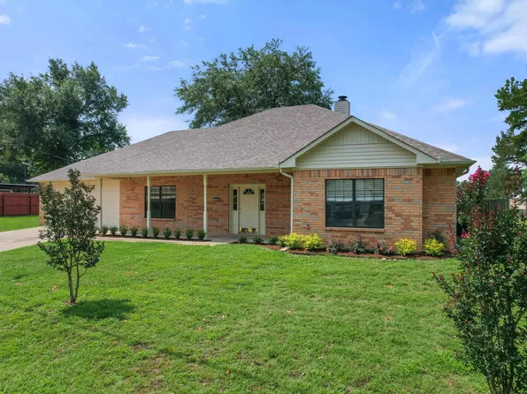 595 Briar Cove Dr, Gladewater, TX 75647