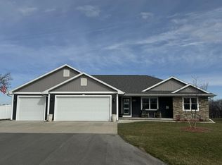 3305 Nelson Rd, Oshkosh, WI 54904