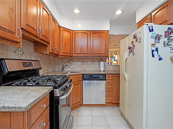 2nd image of 30 Stonegate Dr #1
