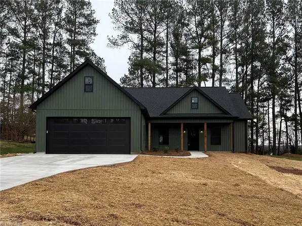 2138 Margaret Dr, Mount Airy, NC 27030