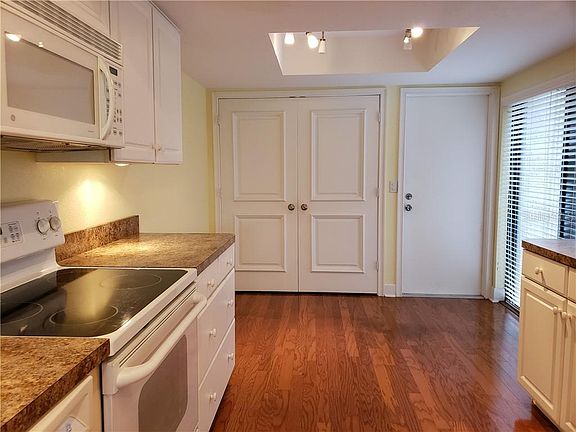 3rd image of 1570 N Carolwood Blvd