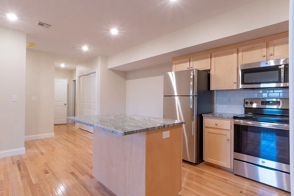 2 bed, 2.0 bath, 1048 sqft, $2,700 — Photo 3