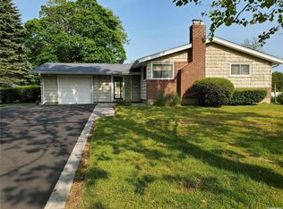 22 Lauren Ave, Dix Hills, NY 11746