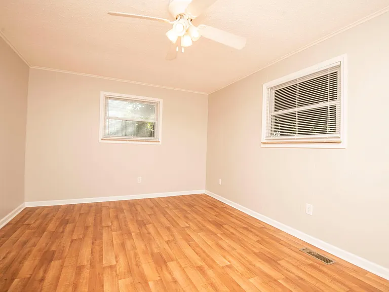 136 Harrison Ln — Photo 33