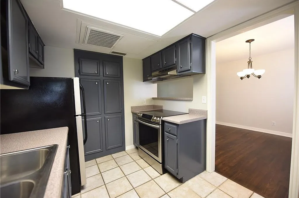 2-story condo in great location! — Photo 4