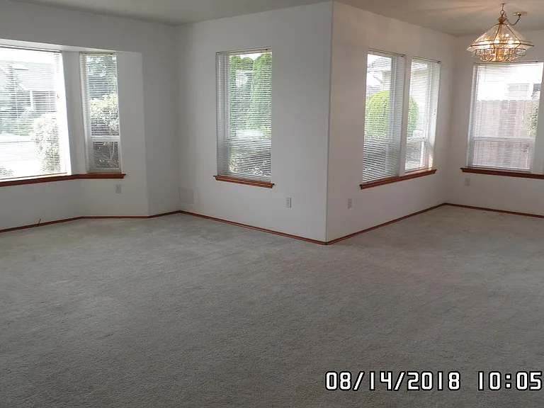 942 E Willow St — Photo 6