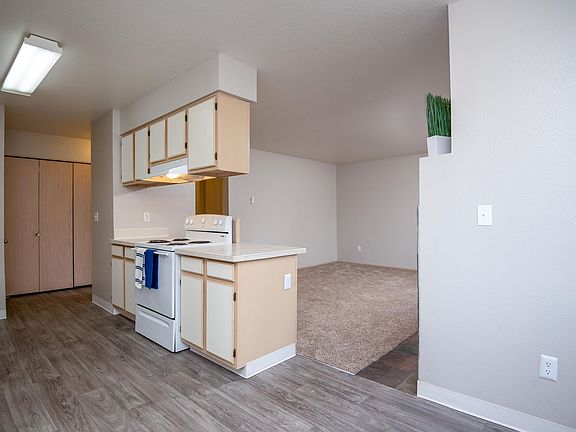 4th image of 805 NE Kane Dr #112B