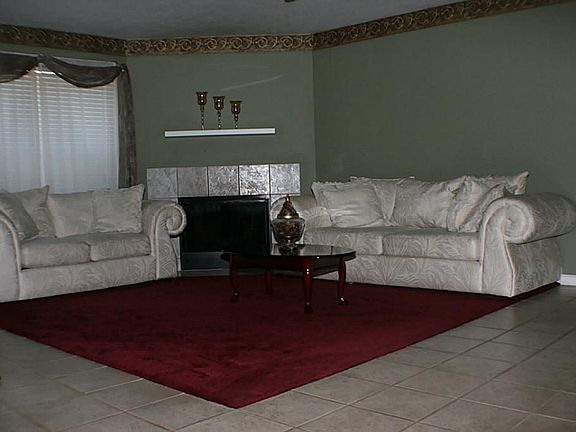 2nd image of 802 Oak West Dr