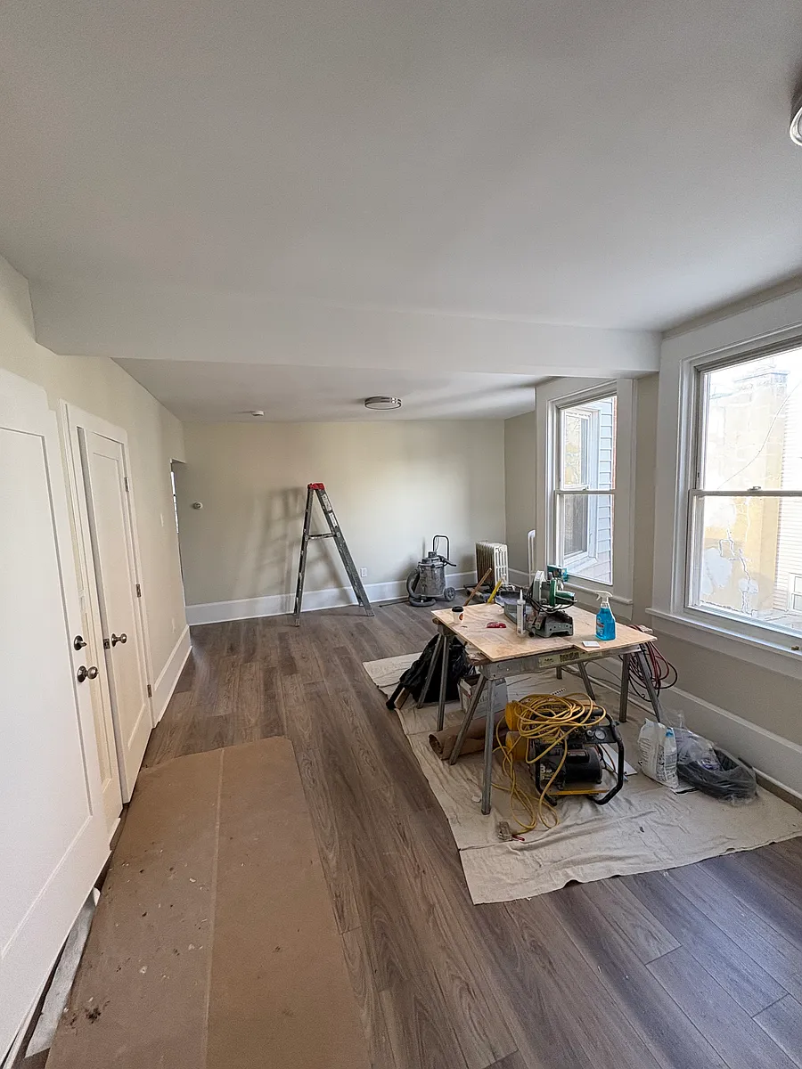 Large Bright Living room - 209 Halstead Ave #3