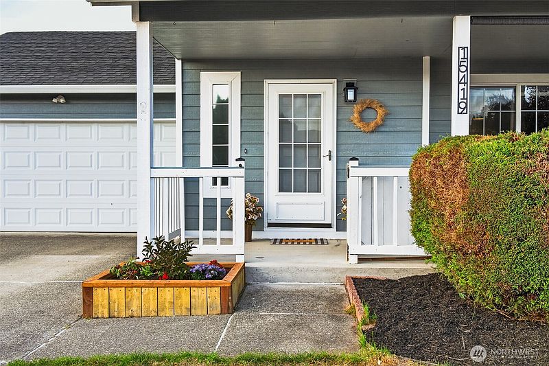 3rd image of 15419 Daffodil Street Ct E