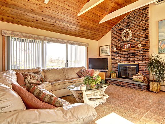 3rd image of 104 W Lake Dr