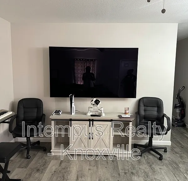 2419 E Glenwood Ave — Photo 6