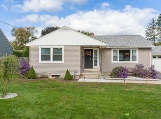 18 Pickering St, Chicopee, MA 01013