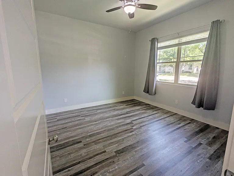1823 Newport Ave — Photo 7