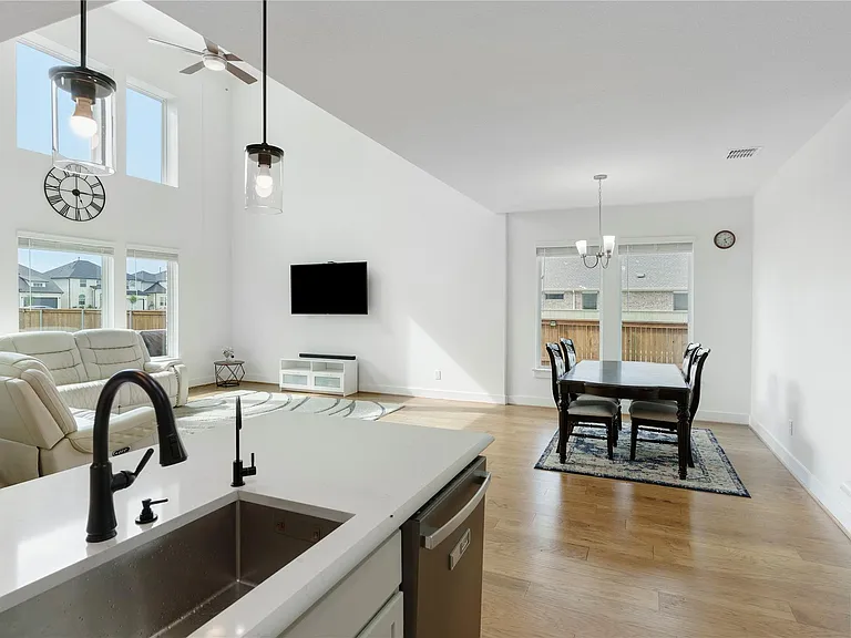 300 Hollister Dr — Photo 6