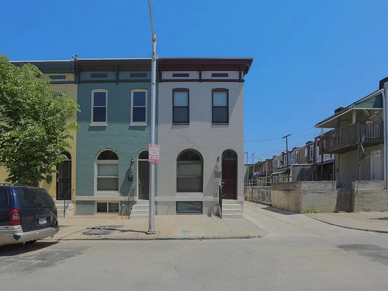 901 N Montford Ave — Photo 2