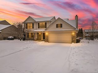 6806 Chesterfield Dr, Waterford, MI 48327