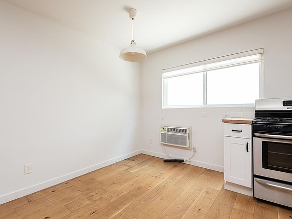 5th image of 3933 Marathon St #105A