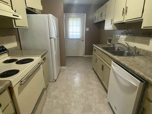 2nd image of 411 Knollwood Cir APT A