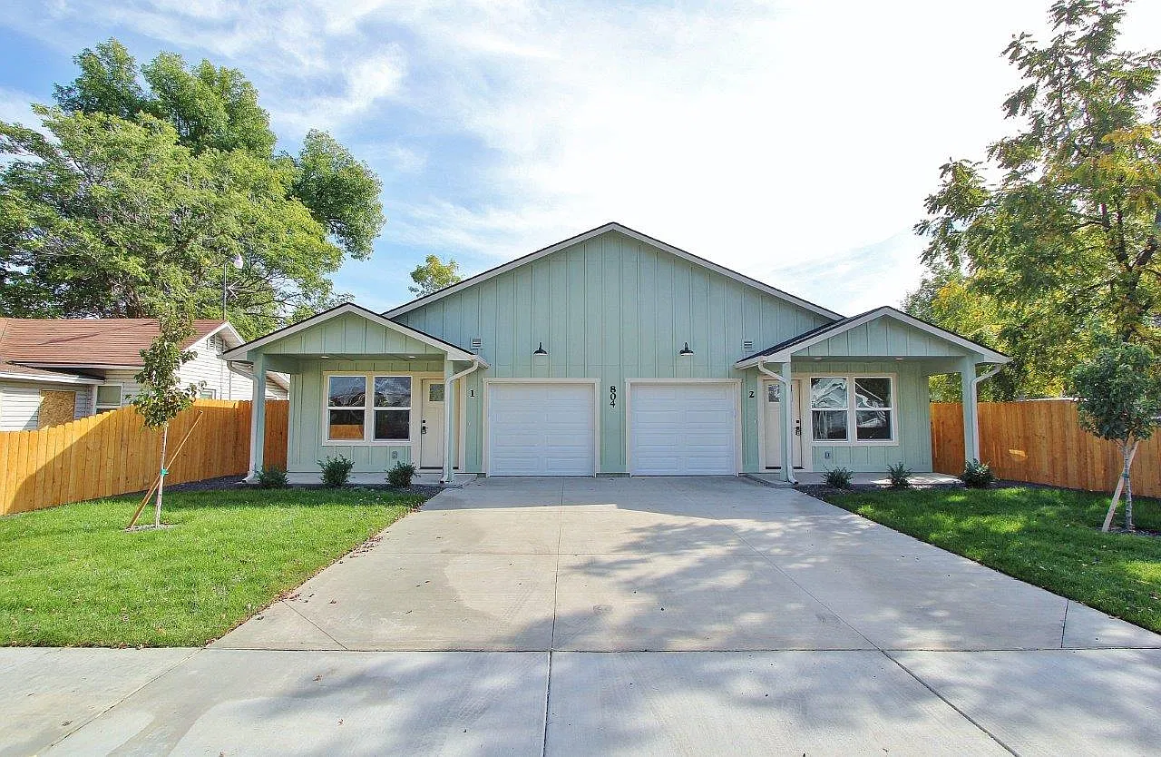 3 bed, 1091 sqft, $1,925 — Photo 1