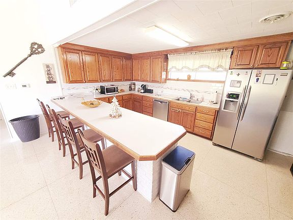 4th image of 600 Evergreen St
