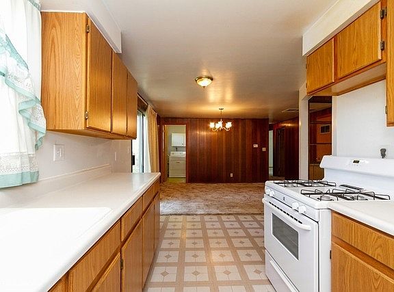 5th image of 1263 Theresa Ln