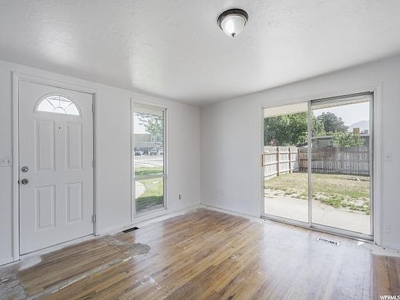 3rd image of 892 E Larkspur Dr