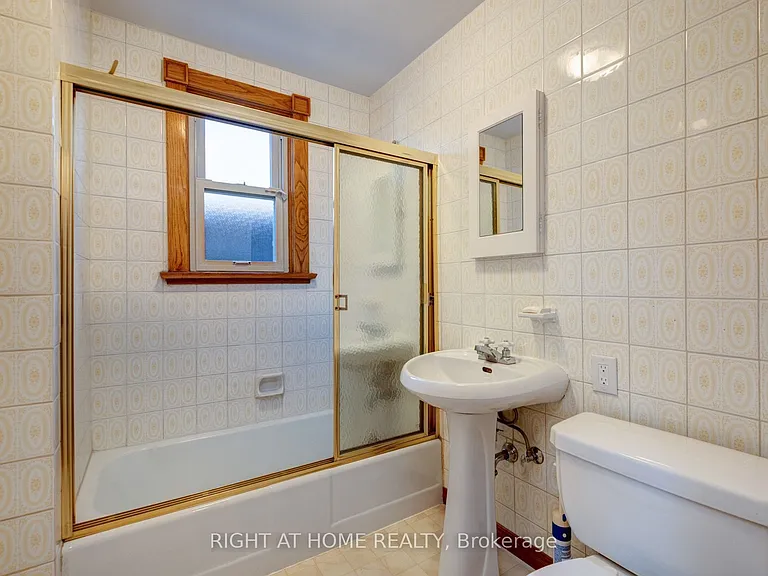 952 Coxwell Ave #MAIN — Photo 5