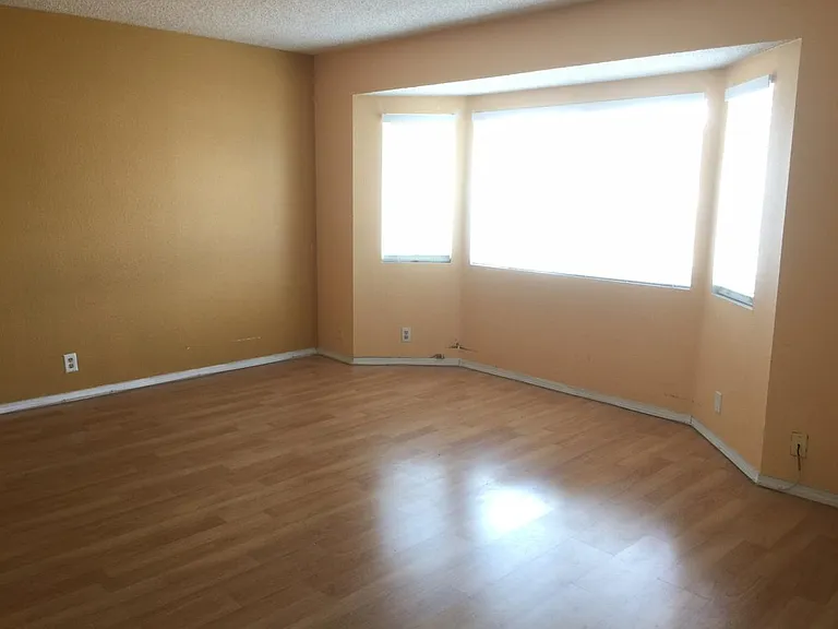 2021 Manzana Way — Photo 5