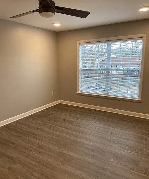 Country Club Apartments — Photo 5