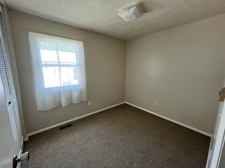 712 N Maple St — Photo 8