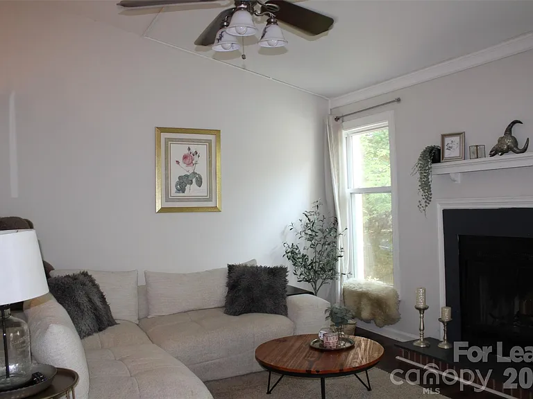 430 Queens Rd — Photo 7