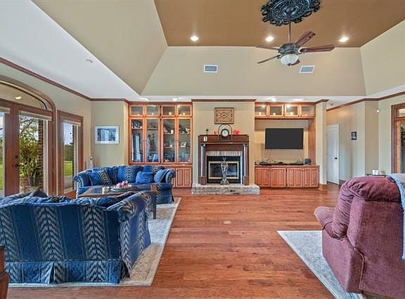 5th image of 412 White Oak Dr