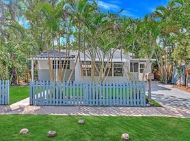 253 SW 7th St, Dania, FL