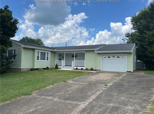 709 McIntosh Ave, Ravenswood, WV 26164