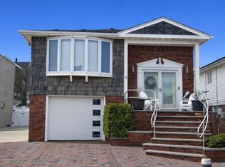 155 Beach 127th St, Rockaway Park, NY 11694