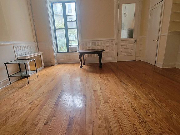 4th image of 108 W 71st St
