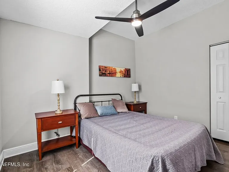 1049 E Union St — Photo 7