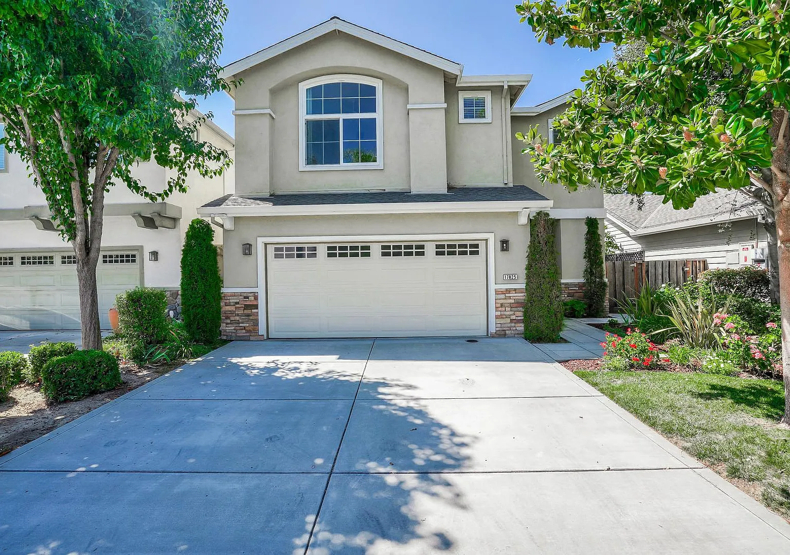 4 bed, 2.5 bath, 2035 sqft, $4,900 — Photo 1