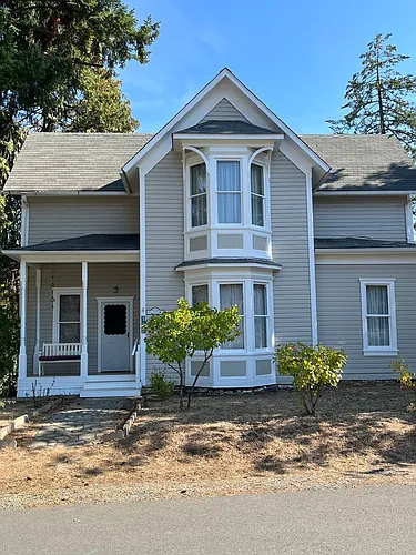 325 NW Pine St Photo 1