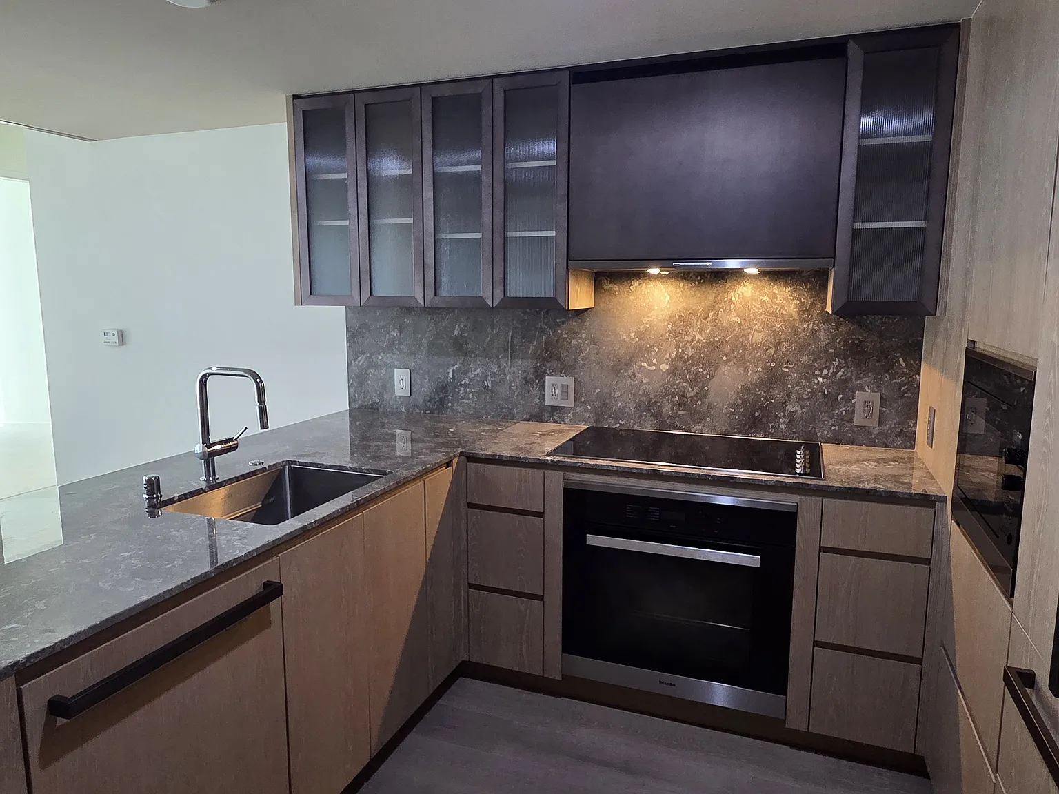 2 bed, 968 sqft, $5,800 — Photo 1