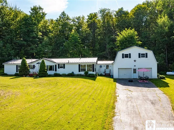 9853 Livermore Rd, Fredonia, NY 14063