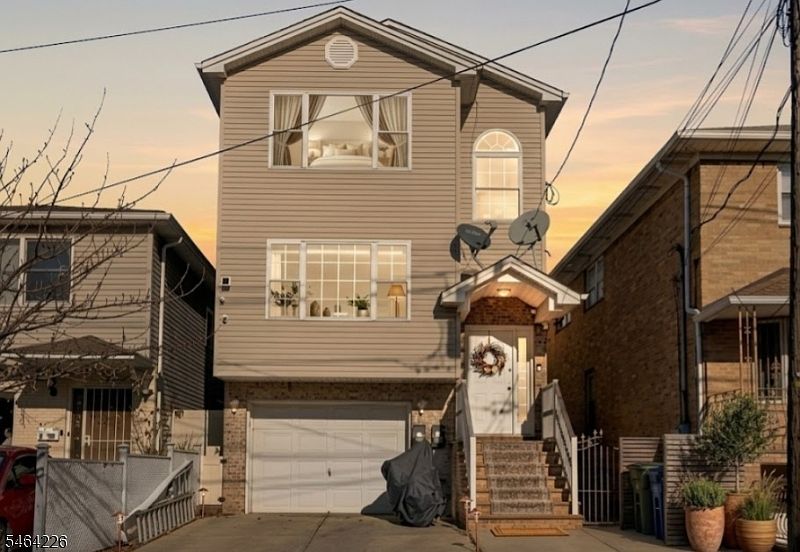 1st image of 1031 Fanny St Floor 2